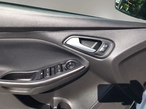 Used 2018 Ford Focus SE w/ SE Appearance Package FWD image 12