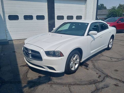 Used 2011 Dodge Charger SE RWD image 2