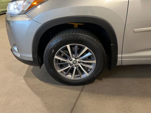 Used 2017 Toyota Highlander XLE AWD/4WD image 46