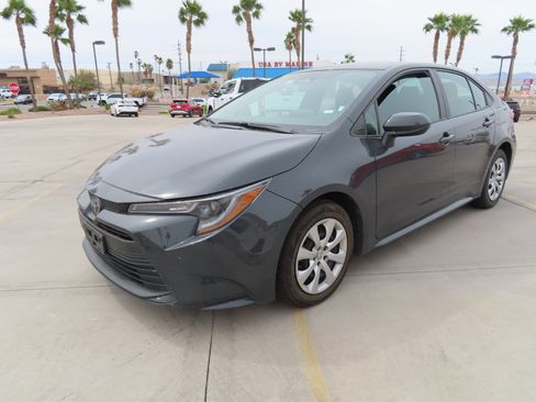 Used 2023 Toyota Corolla LE image 3