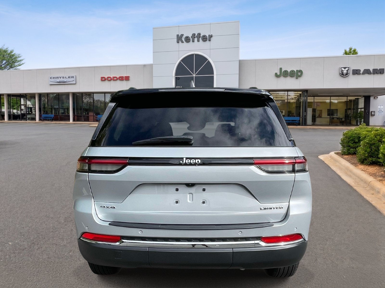 Used 2023 Jeep Grand Cherokee Limited AWD/4WD image 5