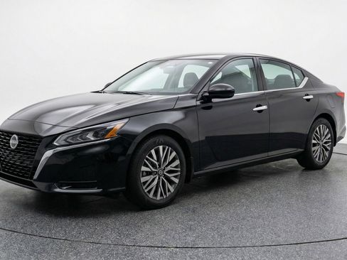 Used 2025 Nissan Altima 2.5 SV FWD image 3