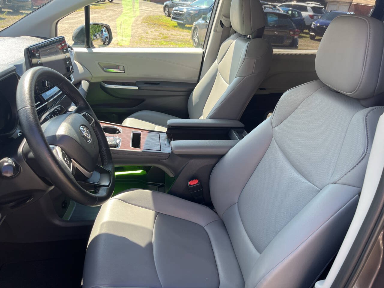 Used 2022 Toyota Sienna XLE FWD image 9