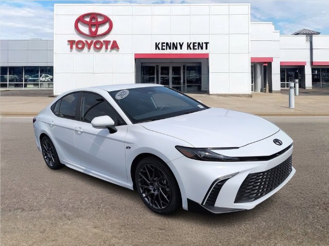 Used 2025 Toyota Camry SE FWD image 1