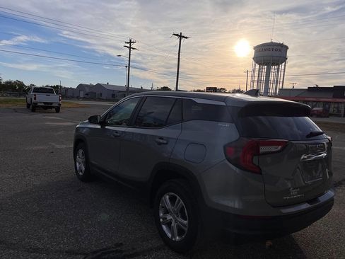 Used 2024 GMC Terrain SLE image 4