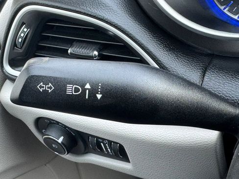 Used 2024 Chrysler Pacifica Touring-L image 19