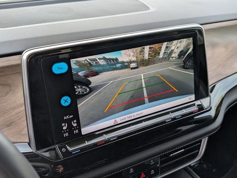 Used 2024 Volkswagen Atlas SE image 25