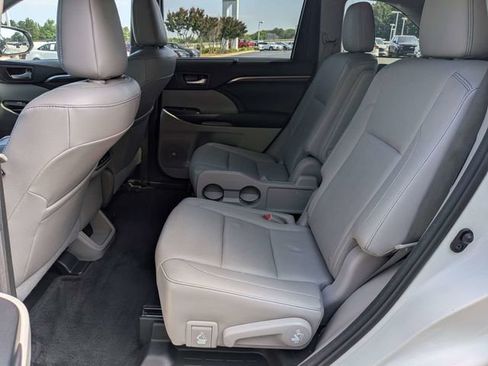 Used 2016 Toyota Highlander Limited w/ Driver Technology Package FWD image 14