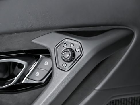 Used 2020 Lamborghini Huracan EVO image 20