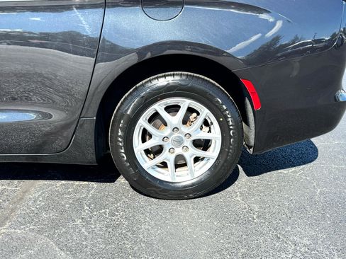 Used 2023 Chrysler Voyager LX image 9