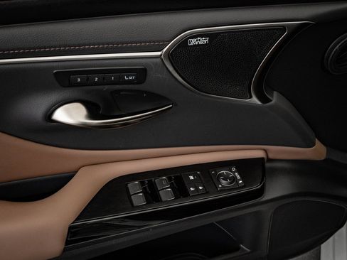 Certified 2025 Lexus ES 300h Ultra Luxury w/ Accessory Package (Z1) image 25