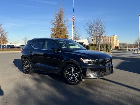 Used 2025 Volvo XC40 B5 Core image 2