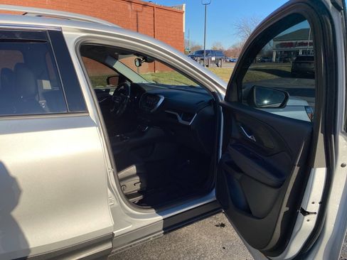 Used 2022 GMC Terrain SLT w/ Tech Package image 21