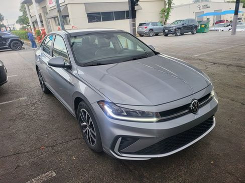 Used 2025 Volkswagen Jetta SE FWD image 2