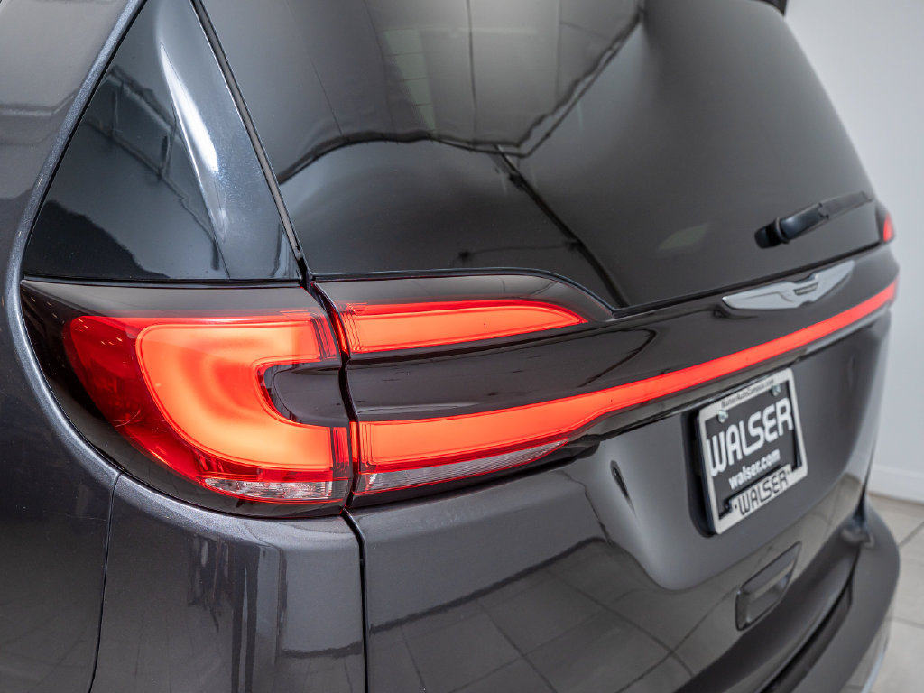 Used 2022 Chrysler Pacifica Touring-L FWD image 9