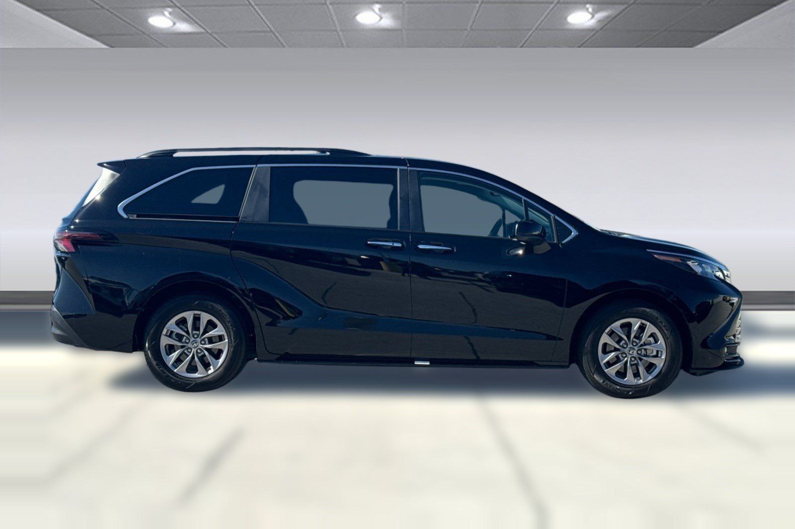 Used 2026 Toyota Sienna XLE FWD image 8