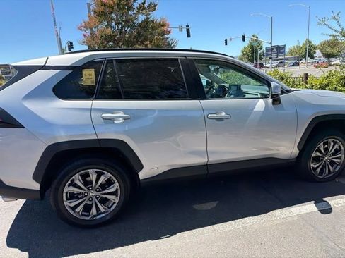 Used 2022 Toyota RAV4 XLE Premium AWD/4WD image 7