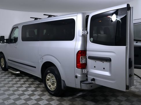 Used 2017 Nissan NV 3500 SL RWD image 10