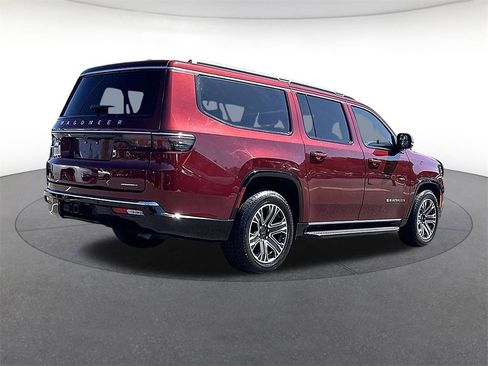 Used 2024 Jeep Wagoneer L Series II image 5