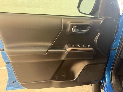 Used 2018 Toyota Tacoma TRD Off-Road image 18