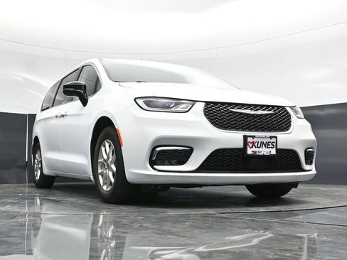 Used 2024 Chrysler Pacifica Touring-L FWD image 56