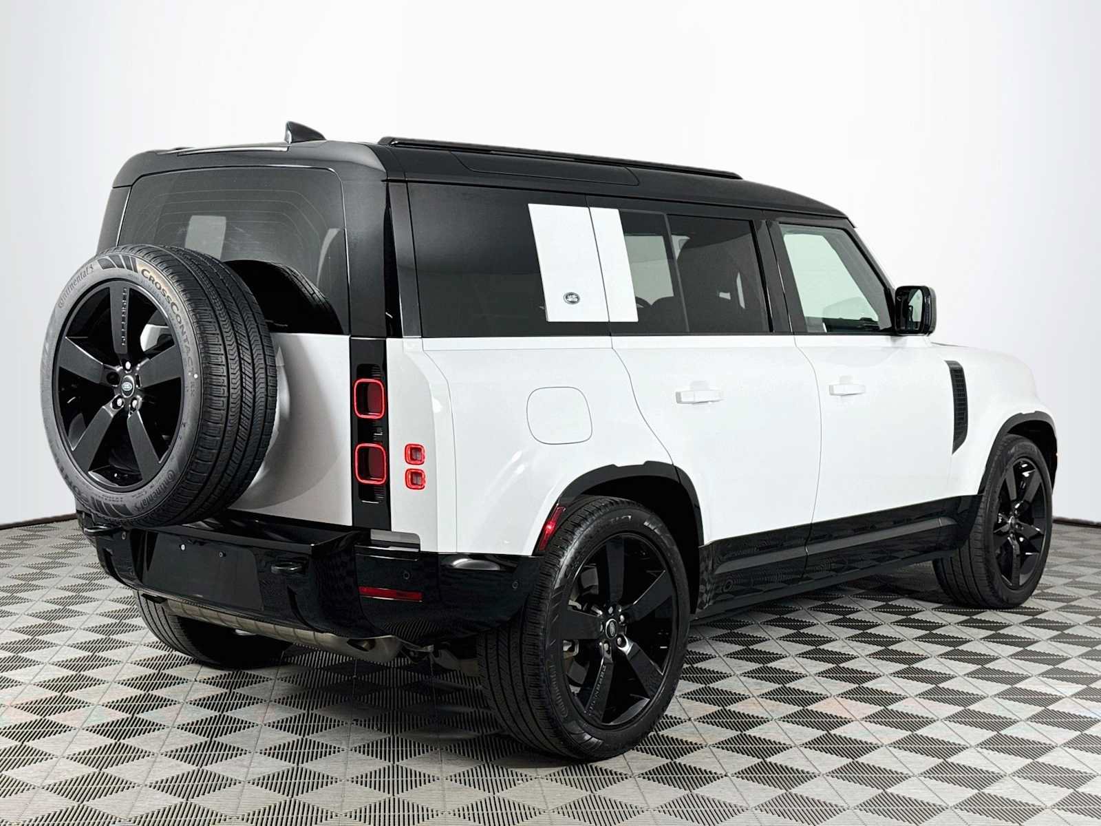 Used 2024 Land Rover Defender 110 X-Dynamic SE AWD/4WD image 5