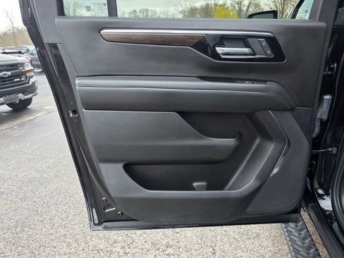 Used 2025 Chevrolet Suburban Z71 AWD/4WD image 19