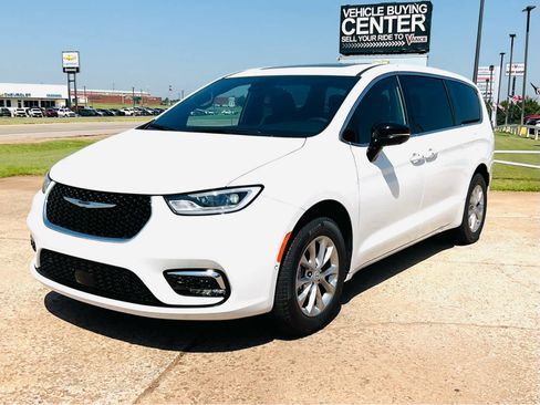 New 2025 Chrysler Pacifica Select image 4