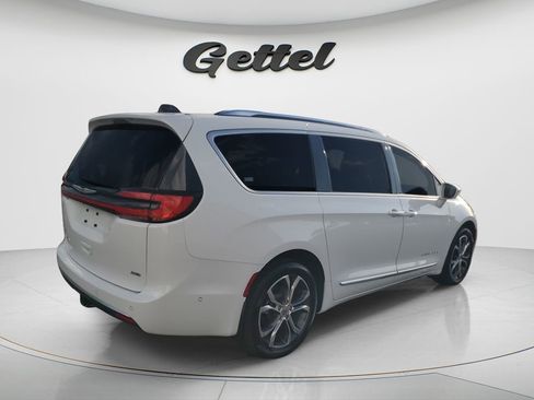 Used 2024 Chrysler Pacifica Pinnacle w/ Trailer Tow Group AWD/4WD image 5