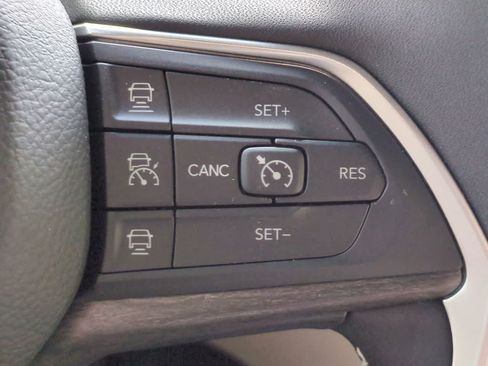 Used 2025 Jeep Grand Cherokee Limited RWD image 25