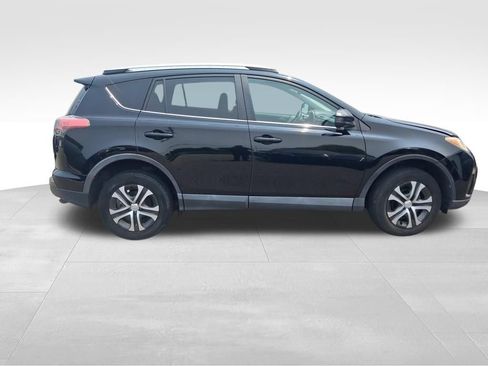 Used 2017 Toyota RAV4 LE AWD/4WD image 7