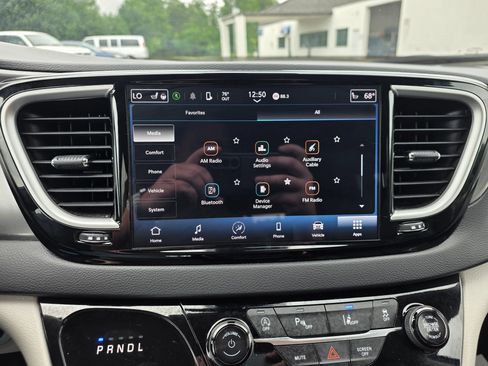 Used 2024 Chrysler Pacifica Touring-L FWD image 22
