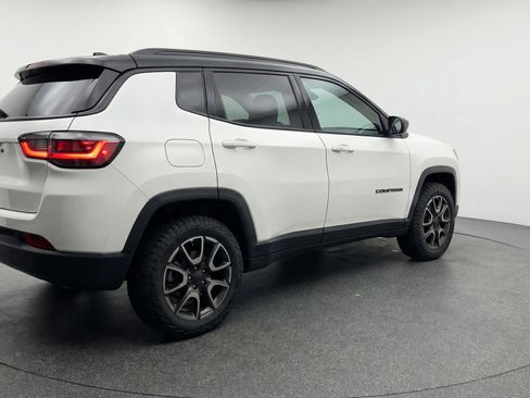 Used 2025 Jeep Compass Trailhawk AWD/4WD image 9