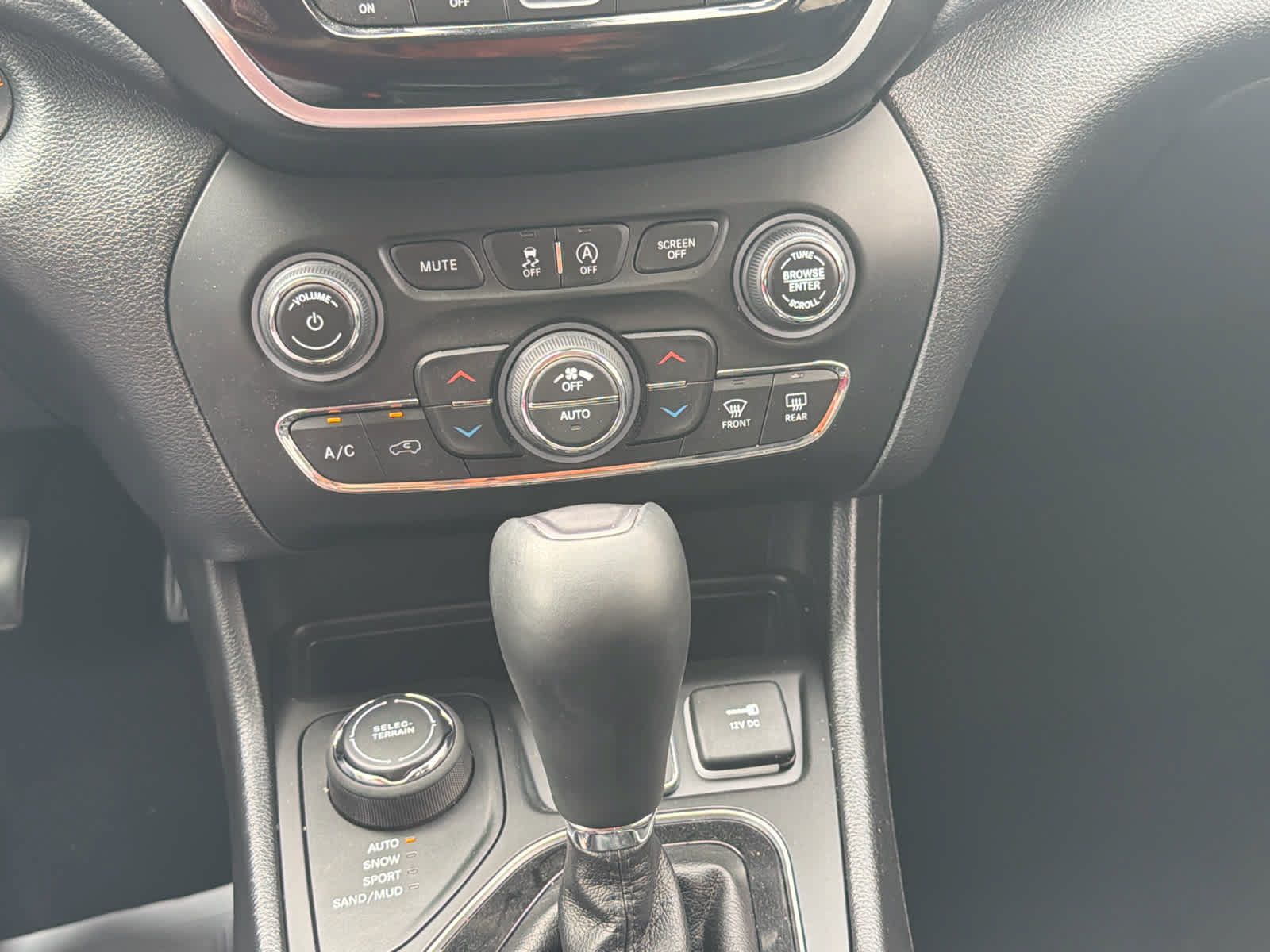 Used 2020 Jeep Cherokee Limited w/ Technology Group AWD/4WD image 29