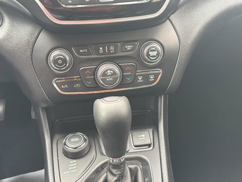 Used 2020 Jeep Cherokee Limited w/ Technology Group AWD/4WD image 29