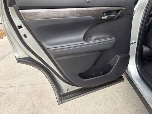 Used 2024 Toyota Highlander Limited image 14