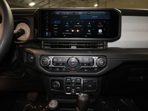 Used 2025 Jeep Wrangler Sahara image 16