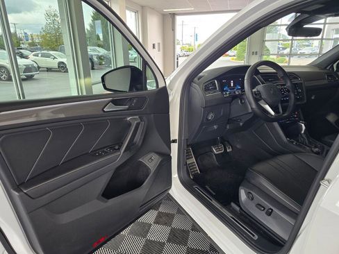 Used 2024 Volkswagen Tiguan SE R-Line AWD/4WD image 18