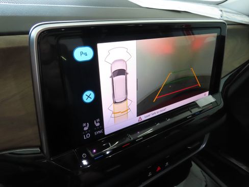 New 2025 Volkswagen Atlas SE image 19