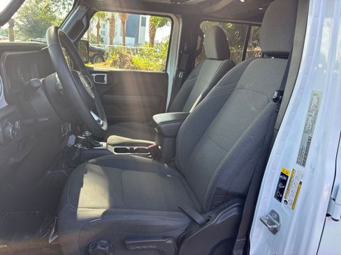Used 2025 Jeep Wrangler Unlimited Sahara AWD/4WD image 37
