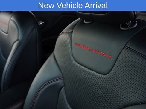 Used 2019 Jeep Cherokee Trailhawk AWD/4WD image 30