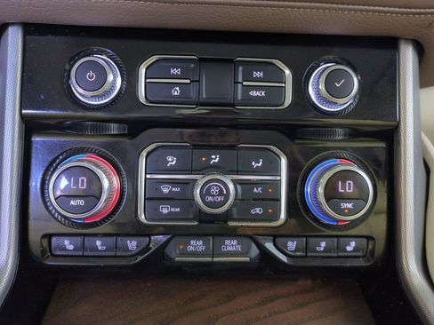 Used 2021 GMC Yukon XL Denali w/ Denali Premium Package image 23