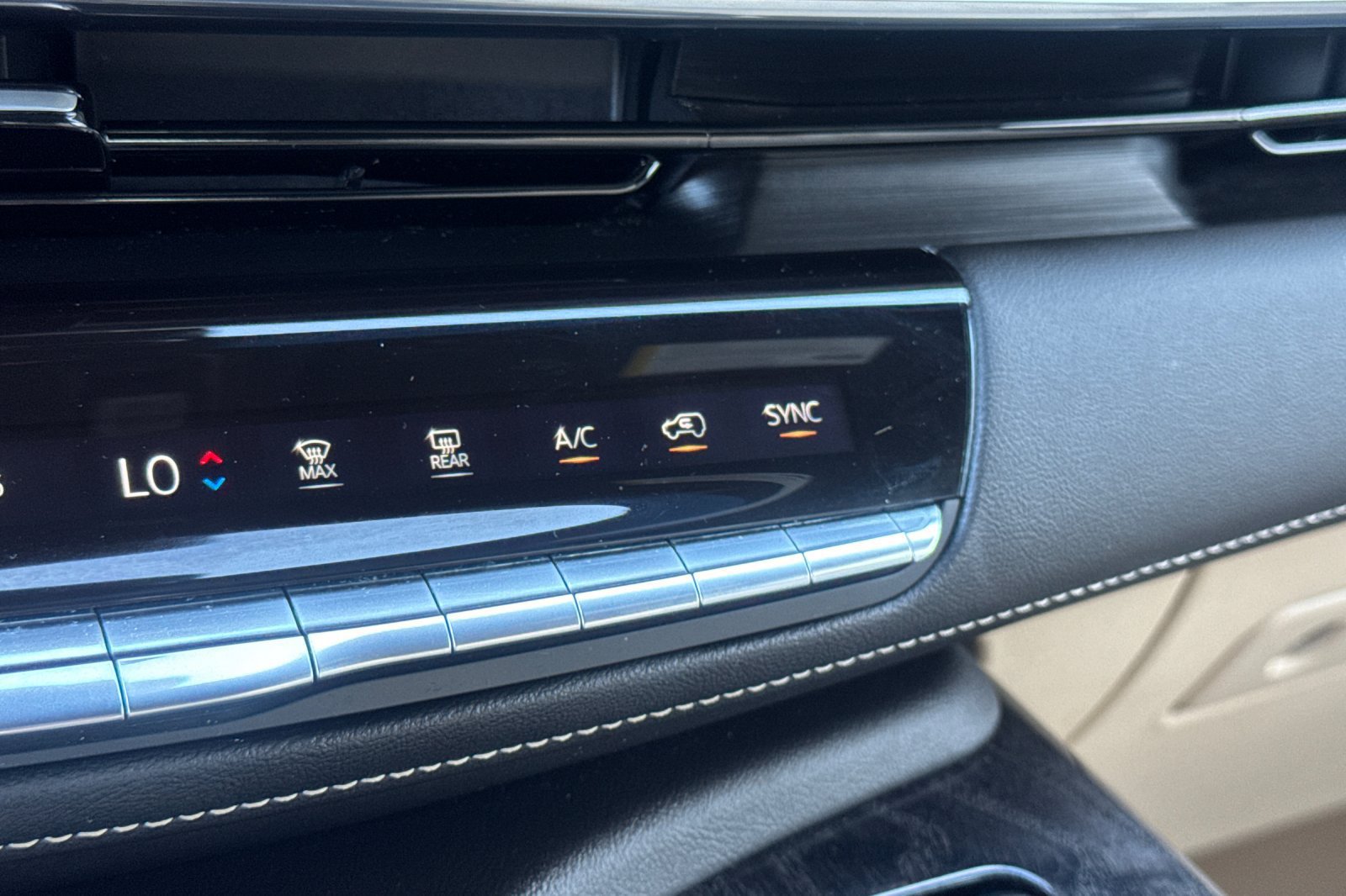 Certified 2023 Cadillac Escalade Premium Luxury AWD/4WD image 28
