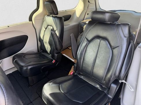 Used 2022 Chrysler Pacifica Touring-L image 13