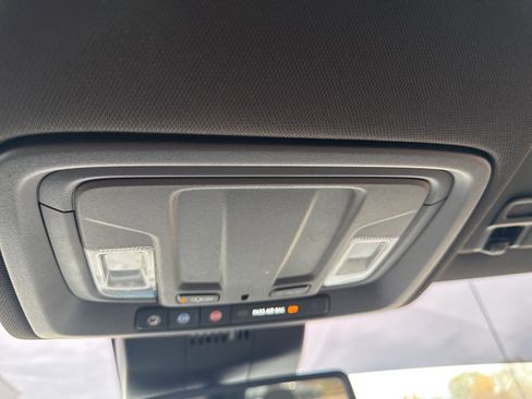 Used 2022 GMC Sierra 1500 SLT w/ SLT Convenience Package image 17