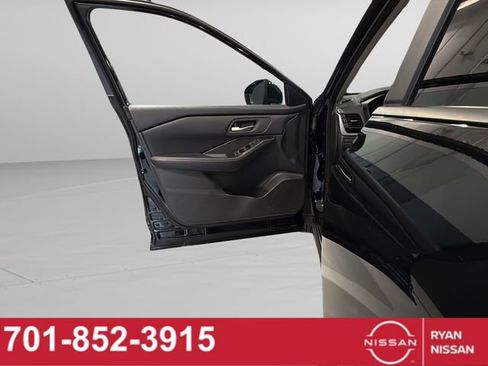 Certified 2025 Nissan Rogue SV image 34