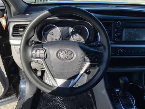 Used 2018 Toyota Highlander LE w/ Carpet Mat Package (TMS) image 12