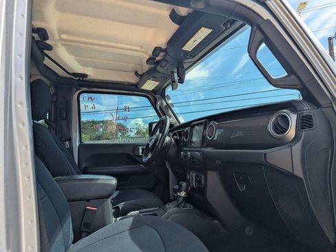Used 2018 Jeep Wrangler Unlimited Sahara AWD/4WD image 15