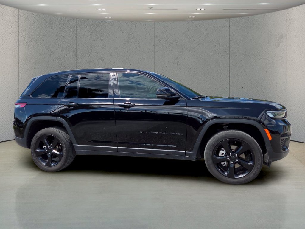 Used 2025 Jeep Grand Cherokee Altitude AWD/4WD image 3