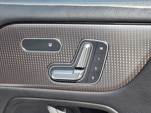 Used 2023 Mercedes-Benz GLB 250 4MATIC w/ Premium Package image 13